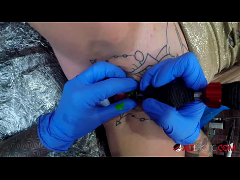 ❤️ Extremamente tatuada, a brasa Sully Savage fez uma tatuagem no seu clítoris ☑ Porno de qualidade em porno pt.sayhentai.ru ❌